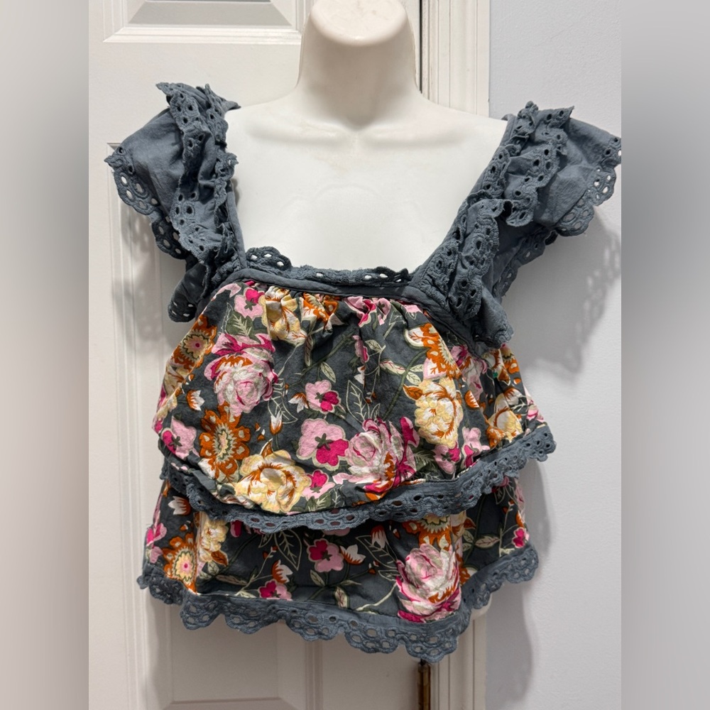 Rebellion Gray Floral Ruffled Sleeveless Blouse size medium